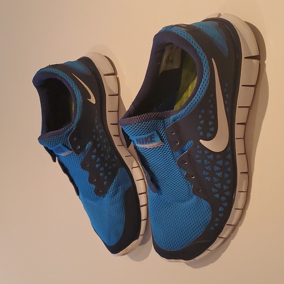 Nike Men's 2010 Free Run Athletic Shoes - Picture 1 of 2